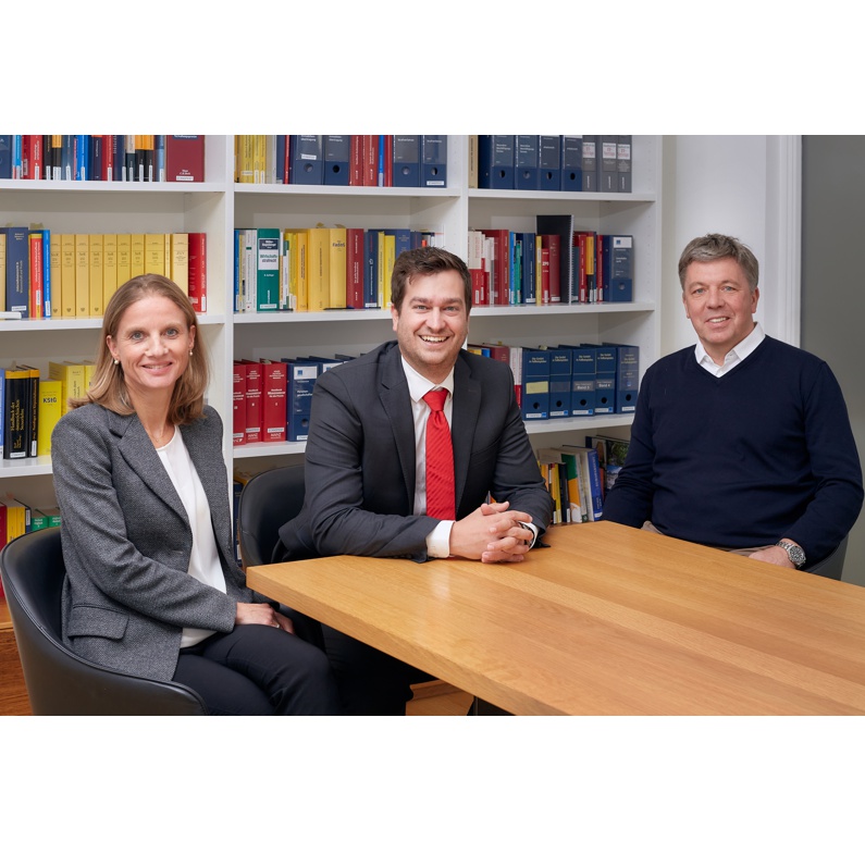 Foto: von links nach rechts: Mag. Wolfgang Standfest LL.M., Mag. Andrea Jaksch-Hindinger 